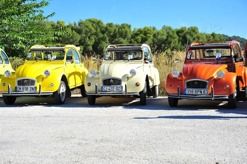 Expérience authentique de découverte des villages provençaux en Citroën 2CV.