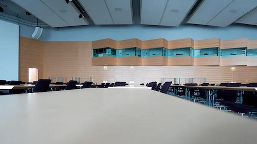 Installation d'une cabine d'interprétation simultanée pour le confort des interprètes et des auditeurs.