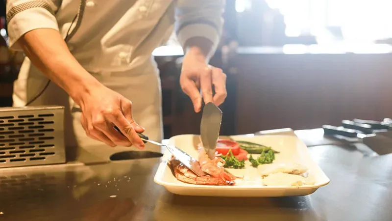 Descoberta da culinária local como parte fundamental da imersão cultural na França.