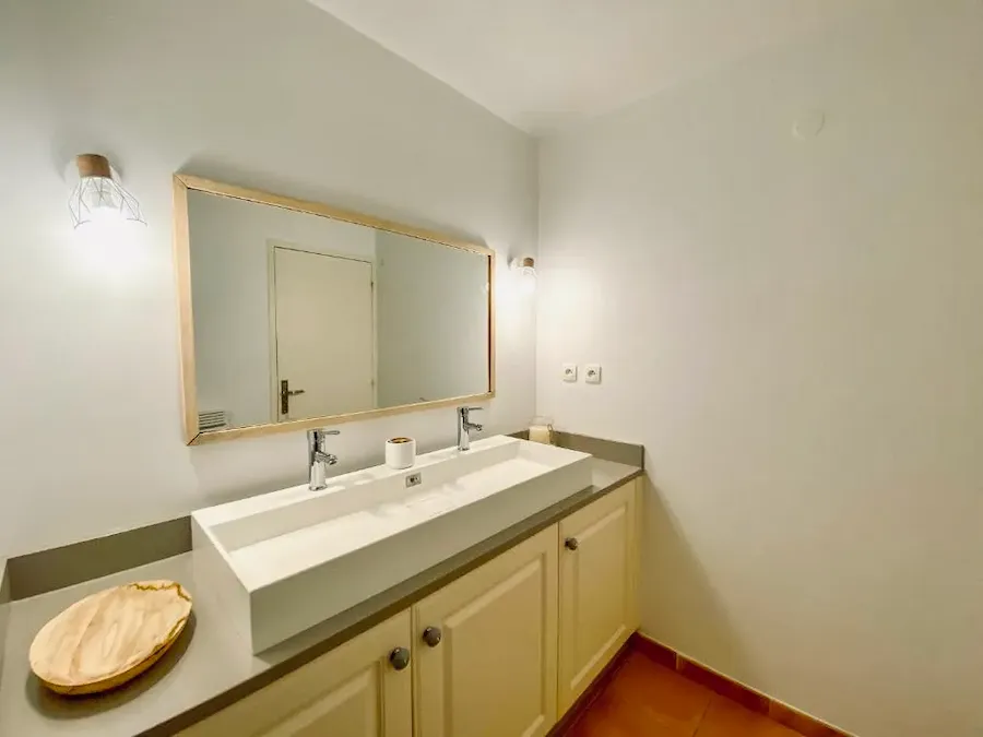 Fully equipped and comfortable bathroom facilities for a relaxing stay during your immersion.
