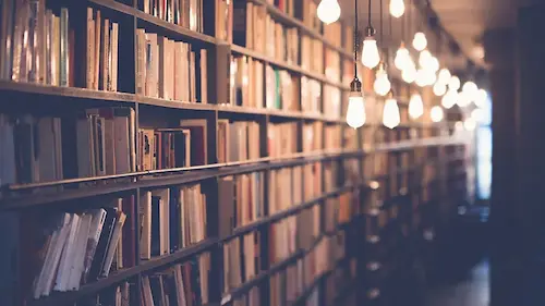 Équipement et outils professionnels symbolisant la qualité du travail de traduction.