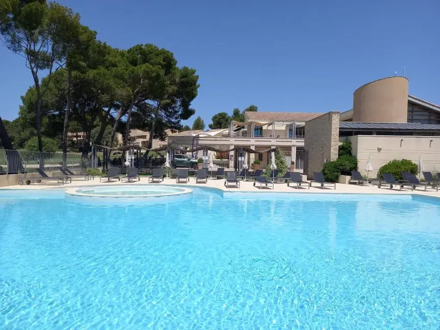Infraestrutura de lazer com piscina de alta qualidade no condomínio para uma experiência relaxante durante sua imersão.