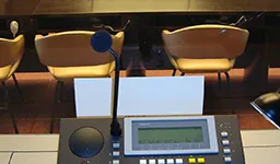 Contrate serviços de interpretação profissional para conferências e reuniões de negócios.