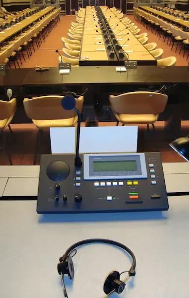 Maria Thedim assure l'interprétation lors d'auditions en cour d'appel.