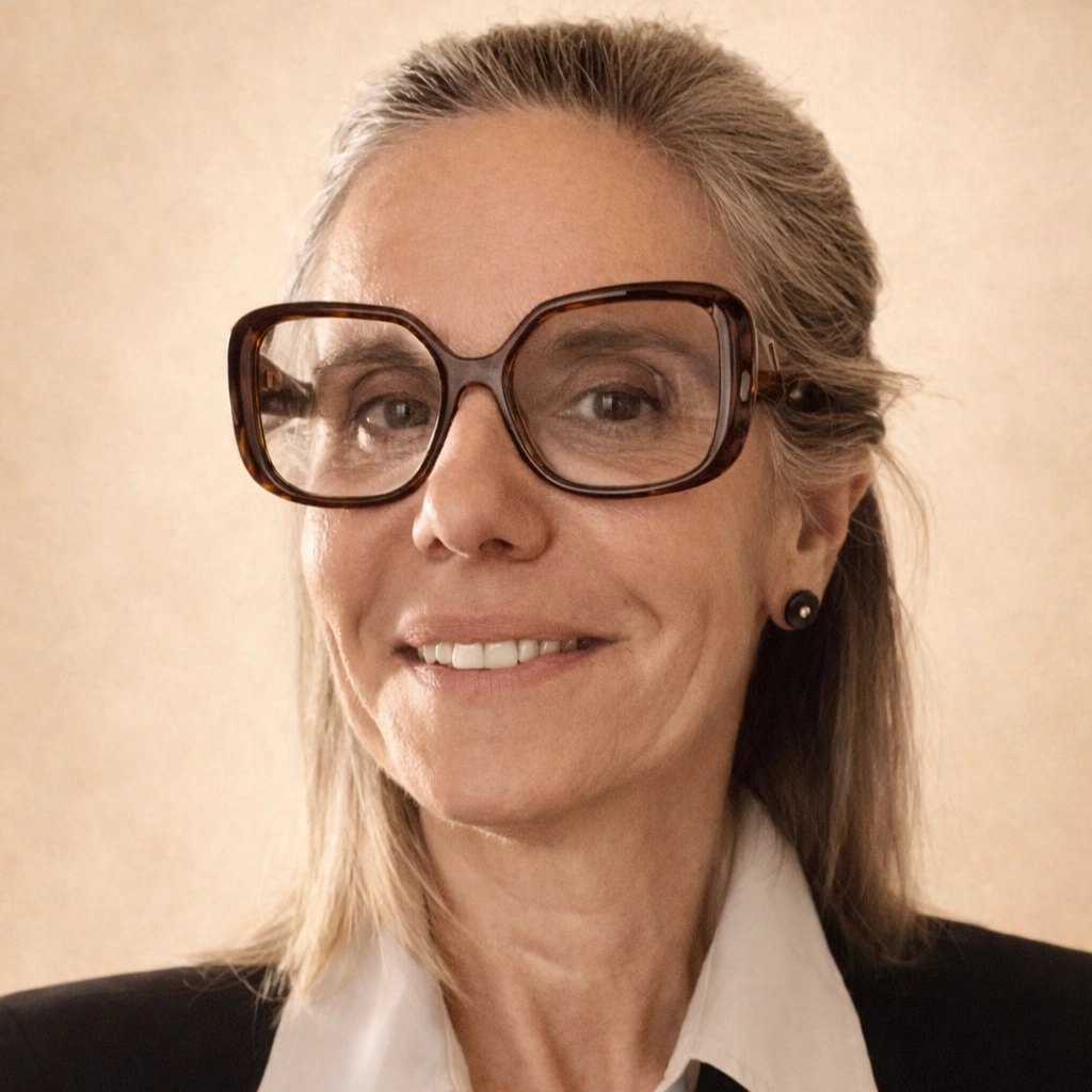 Portrait de Maria Thedim, traductrice et interprète experte, profitant d'un moment en extérieur en Provence.